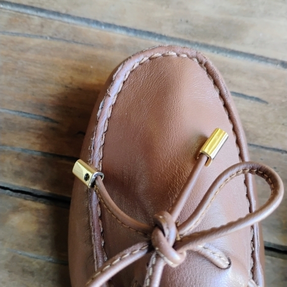 Michael Kors Sutton Moccasin Driver Flats | NWB | Size 7.5 | Gold Bow | Leather - Picture 2 of 4
